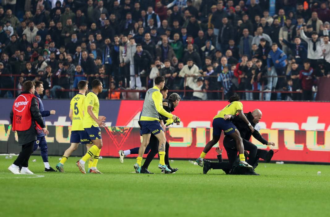 Trabzonspor-Fenerbahçe maçındaki olaylar dünya basınında! Geniş yankı uyandırdı! Yaşananları bu manşetle gördüler 2
